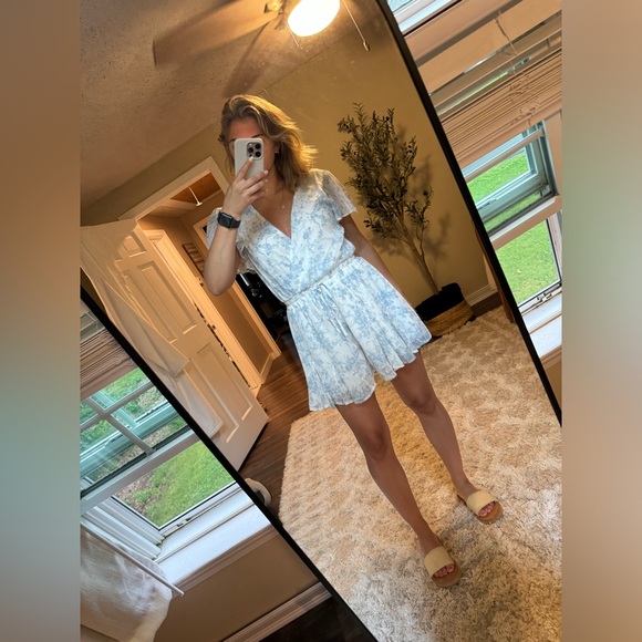 Blue & white romper size M from Francesca’s - Picture 3 of 4